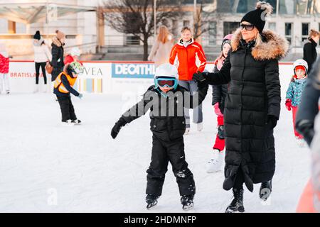 Slowakei.Bratislava.05.01.2020.Outdoor.Wintersport.Menschen Eislaufen auf der City Park Ice Rink in Europa. Genießen Sie Outdoor-Aktivitäten im Winter. Stockfoto