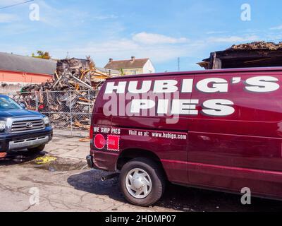 NEW ORLEANS, LA - 4. AUGUST 2012: Der Lieferwagen von Hubig's Pie parkte vor den Trümmern, die beim Brand von Hubig's Bakery vom 27. Juli 2012 hinterlassen wurden Stockfoto