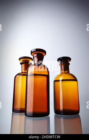 Glasflasche, Medizinflasche, Medizinglas, Glasflaschen, Glasgeschirr, Medikamentenflaschen, Pipette, Medikamentengläser, Apothekenflasche Stockfoto