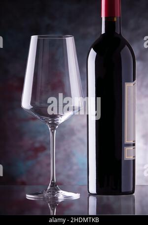 Weinglas, Weinflasche, Glasgeschirr, Weinflaschen Stockfoto