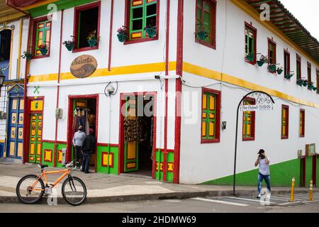 SALENTO, KOLUMBIEN - JULI 2021. Schöne Straße und Fassaden der Häuser der kleinen Stadt Salento in der Region Quindio in Kolumbien Stockfoto