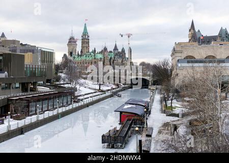 Ottawa, Kanada - 16. Dezember 2021: Rideau-Kanal und Parlament in Ottawa, Kanada. Stockfoto