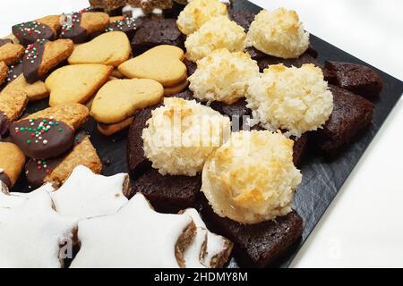 Kuchen, sternförmige Herzbonbons, leckerer Dessertkuchen Stockfoto