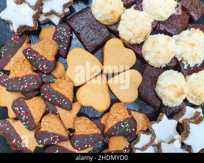 Kuchen, sternförmige Herzbonbons, leckerer Dessertkuchen Stockfoto