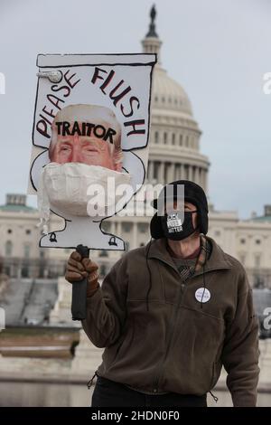 Washington, USA. 17th März 2021. Bill Wood demonstriert am 6. Januar 2022 in Washington, DC, mit einem Anti-Trump-Schild in der Nähe des US-Kapitols. (Foto von Oliver Contreras/Sipa USA) Quelle: SIPA USA/Alamy Live News Stockfoto