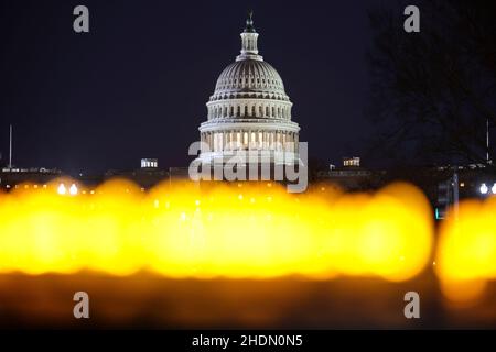 Washington, USA. 17th März 2021. Der Dome des US-Kapitols wird während einer Mahnwache zur Verteidigung der Demokratie in der Nähe des US-Kapitols am 6. Januar 2022 in Washington, DC, gesehen. (Foto von Oliver Contreras/Sipa USA) Quelle: SIPA USA/Alamy Live News Stockfoto