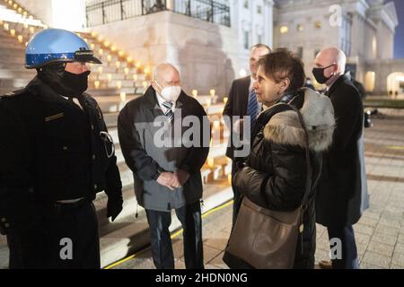 Washington, Usa. 06th Januar 2022. Gladys Sichnick, die Mutter des verstorbenen Capitol Police Officer Brian Sichnick, spricht nach einer Kerzenlichtmahnwache zum einjährigen Jahrestag des Aufruhrs vom 6. Januar im US Capitol in Washington, DC am Donnerstag, dem 6. Januar 2022, mit einem Kollegen der Capitol Police Officer. Foto von Ken Cedeno/UPI Credit: UPI/Alamy Live News Stockfoto