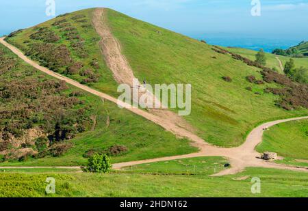 Malvern Hills,Worcestershire,England,Juni 2nd 2021: Zwei Wanderer steigen den Weg vom Sugarloaf Hill zu einem Punkt hinab, an dem er sich in mehrere Pfade teilt. Stockfoto