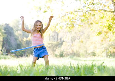 Mädchen, Sommer, Vitalität, Hula Hoop, Mädchen, Sommer, Spaß, Leben, Hula Hoop Reifen Stockfoto