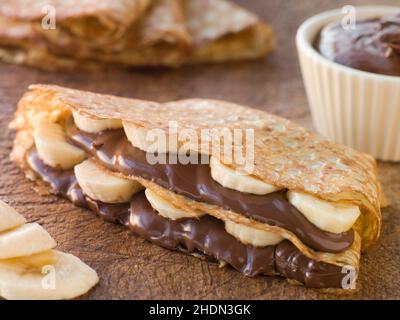 Eiermahlzeit, crêpe, Schokoladenbananenkrepe, Eiergeschirr, Eiermahlzeiten, Pfannkuchen, Bananen-Crepes aus Schokolade Stockfoto