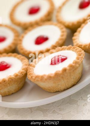 Tartlet, Mandeltarte, kirschtarte, Tartlets, Mandeltörtchen Stockfoto
