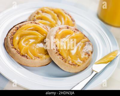 englische Küche, Zitronenrute, Krümel, britische Küche, britische Küche, englische Küche, englisches Essen, Zitronenkuchen, Krümel Stockfoto