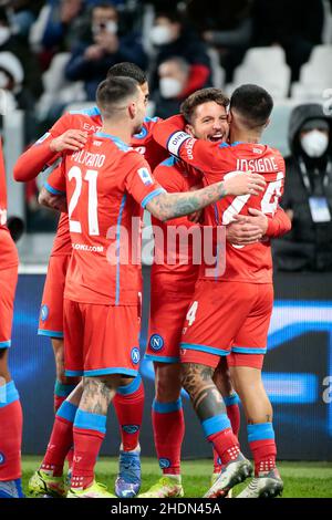 Turin, Italien. 22nd Dez 2021. Dries Mertens (SSC Napoli) feiert nach dem Tor während Dries Mertens (SSC Napoli) feiert mit Teamkollegen nach dem ersten Tor die italienische Serie A, Fußballspiel zwischen FC Juventus und SSC Napoli am 06. Januar 2022 im Allianz Stadium in Turin, Italien - Quelle: Nderim Kaceli/Alamy Live News Stockfoto