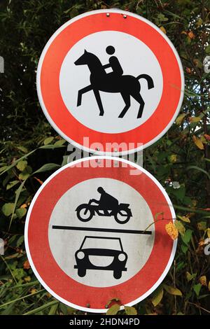 Kein Reiten, kein Schild betreten, Fahren verboten, Reiten, keine Schilder betreten, Verbotsschild, Fahren verboten Stockfoto