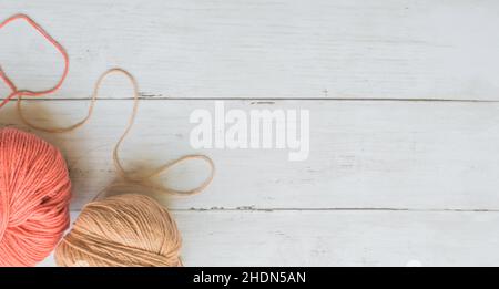 Wollgarn auf weißem Holzhintergrund Stockfoto