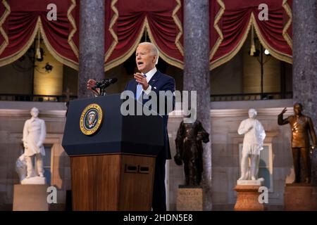 (220106) -- WASHINGTON, 6. Januar 2022 (Xinhua) -- US-Präsident Joe Biden hält eine Rede zum Jahrestag des Angriffs auf das Kapitol am 6. Januar in der Statuarhalle im US-Kapitolgebäude in Washington, DC, USA, am 6. Januar 2022. Joe Biden sagte am Donnerstag, dass die Amerikaner für einen solchen Angriff wie den auf das US-Kapitol vor einem Jahr „nie wieder“ sorgen müssen, da das Land gespaltenes denn je zu sein scheint. (Michael Reynolds/Pool via Xinhua) Stockfoto