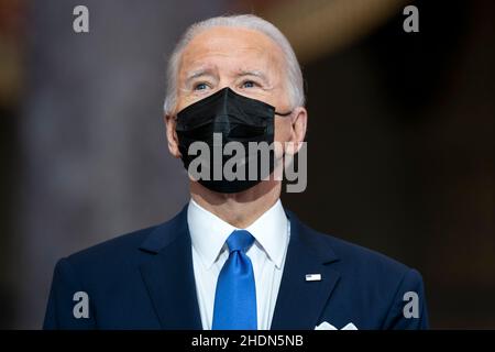 (220106) -- WASHINGTON, 6. Januar 2022 (Xinhua) -- US-Präsident Joe Biden wird vor einer Rede zum Jahrestag des Angriffs auf das Kapitol am 6. Januar in der Statuarhalle im US-Kapitolgebäude in Washington, DC, USA, am 6. Januar 2022 gesehen. Joe Biden sagte am Donnerstag, dass die Amerikaner für einen solchen Angriff wie den auf das US-Kapitol vor einem Jahr „nie wieder“ sorgen müssen, da das Land gespaltenes denn je zu sein scheint. (Greg Nash/Pool via Xinhua) Stockfoto
