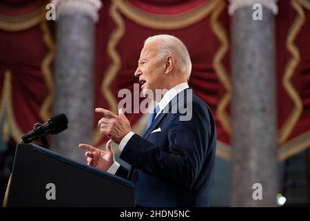 (220106) -- WASHINGTON, 6. Januar 2022 (Xinhua) -- US-Präsident Joe Biden hält eine Rede zum Jahrestag des Angriffs auf das Kapitol am 6. Januar in der Statuarhalle im US-Kapitolgebäude in Washington, DC, USA, am 6. Januar 2022. Joe Biden sagte am Donnerstag, dass die Amerikaner für einen solchen Angriff wie den auf das US-Kapitol vor einem Jahr „nie wieder“ sorgen müssen, da das Land gespaltenes denn je zu sein scheint. (Michael Reynolds/Pool via Xinhua) Stockfoto