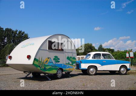 Historische Fahrzeuge, trabant, Wohnwagen, historische Fahrzeuge, trabant, Wohnwagen, Wohnmobil, Wohnmobil, Wohnmobil, Reisemobile Stockfoto