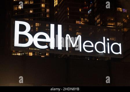 Toronto, ON, Kanada – 2. Januar 2022: Bell Media Studio-Schild auf dem Gebäude in der Innenstadt von Toronto, einem Fernseh-/Radiosendezentrum von Bell Canada Stockfoto