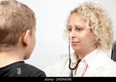 Herzschlag hören, Screening, Kinderarzt, Herzschlag hören, Kinderarzt Stockfoto