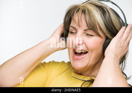 Musik hören, Kopfhörer, mit Gesang, Musik hören, Kopfhörer, Kopfhörer, Kopfhörer Stockfoto