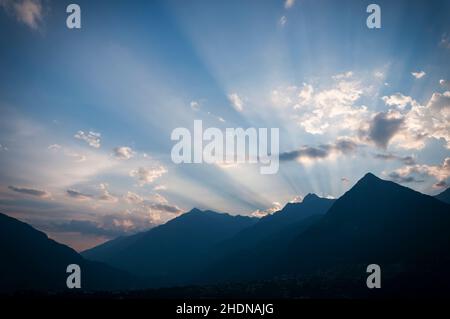 Bergkette, Silhouette, Sonnenstrahlen, Bergketten, Silhouetten, Sonnenstrahlen, Sonnenstrahlen, Sonnenstrahlen, Sonnenstrahlen, Sonnenstrahlen Stockfoto