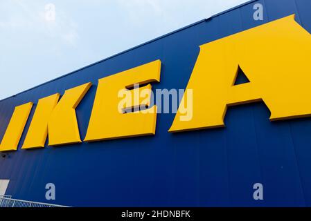 Toronto, ON, Kanada - 21. Juni 2021: Sehen Sie sich den IKEA Logo Store in Toronto an. IKEA ist eine schwedische multinationale Unternehmensgruppe und die weltweit größte RE Stockfoto