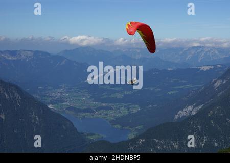 Paragliding, Hallstätter See Stockfoto