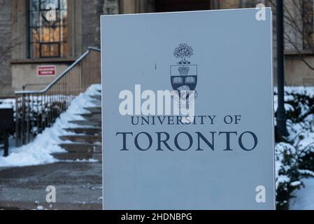 Toronto, ON, Kanada - 08. Januar 2021: Blick auf das Schild der University of Toronto in der Innenstadt von Toronto. Gegründet 1827 als King's College, der University of T Stockfoto