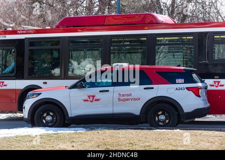 Toronto, ON, Kanada – 01. März 2021: Das Zeichen des Transportunternehmens der Toronto Transit Commission (TTC) in der Innenstadt von Toronto. Der TTC ist der Operator von p Stockfoto