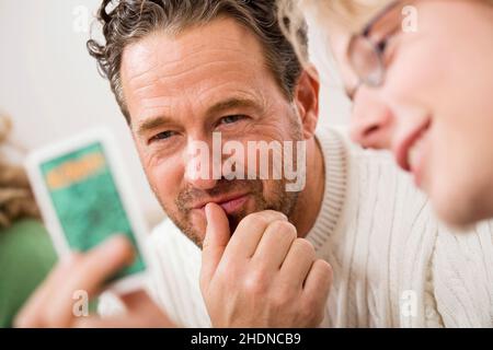 Vater, Kartenspiel, Familienleben, Vater, Väter, Kartenspiele, Karten, Familienleben Stockfoto