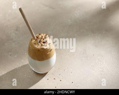 Dalgona Kaffeegetränk in einem Glas mit Stroh, selektiver Fokus Stockfoto