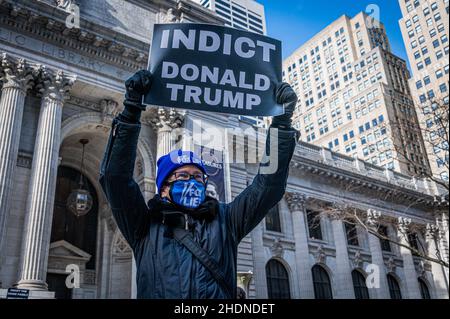 USA. 06th Januar 2022. Dutzende von pro-demokratischen Aktivisten schlossen sich am 6. Januar 2022, ein Jahr nach dem gewaltsamen Aufstand in Washington DC, der darauf abzielt, die Wahlergebnisse zu stürzen, Mitgliedern von Rise and Resist an den Stufen der New Yorker Public Library an. Merrick Garland und das Justizministerium aufzufordern, rasch die Putschführer zu untersuchen und die Verantwortlichen anzuklagen. (Foto von Erik McGregor/Sipa USA) Quelle: SIPA USA/Alamy Live News Stockfoto