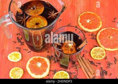 Weihnachtlicher Glühwein mit Zimt, Nelken und Anisstern auf Holzgrund. Heißer Glühwein für Winter und Weihnachten auf einem rustikalen Holzwein Stockfoto