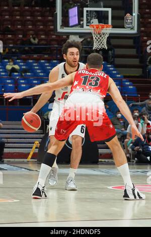 Mediolanum Forum, Mailand, Italien, 05. Januar 2022, Alessandro Pajola (Virtus Segafredo Bologna) vs Sergio Rodriguez (AX Armani Exchange Olimpia Milano) Stockfoto