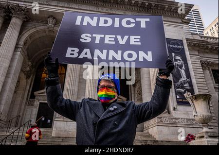 USA. 06th Januar 2022. Dutzende von pro-demokratischen Aktivisten schlossen sich am 6. Januar 2022, ein Jahr nach dem gewaltsamen Aufstand in Washington DC, der darauf abzielt, die Wahlergebnisse zu stürzen, Mitgliedern von Rise and Resist an den Stufen der New Yorker Public Library an. Merrick Garland und das Justizministerium aufzufordern, rasch die Putschführer zu untersuchen und die Verantwortlichen anzuklagen. (Foto von Erik McGregor/Sipa USA) Quelle: SIPA USA/Alamy Live News Stockfoto