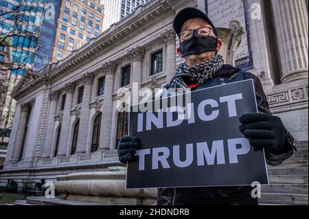 USA. 06th Januar 2022. Dutzende von pro-demokratischen Aktivisten schlossen sich am 6. Januar 2022, ein Jahr nach dem gewaltsamen Aufstand in Washington DC, der darauf abzielt, die Wahlergebnisse zu stürzen, Mitgliedern von Rise and Resist an den Stufen der New Yorker Public Library an. Merrick Garland und das Justizministerium aufzufordern, rasch die Putschführer zu untersuchen und die Verantwortlichen anzuklagen. (Foto von Erik McGregor/Sipa USA) Quelle: SIPA USA/Alamy Live News Stockfoto