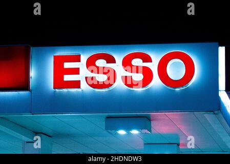 Toronto, ON, Kanada – 14. Dezember 2021: Blick auf das Esso-Firmenschild vor einer Tankstelle in Toronto bei Nacht Stockfoto