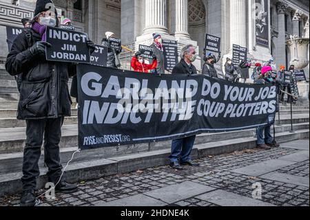 USA. 06th Januar 2022. Dutzende von pro-demokratischen Aktivisten schlossen sich am 6. Januar 2022, ein Jahr nach dem gewaltsamen Aufstand in Washington DC, der darauf abzielt, die Wahlergebnisse zu stürzen, Mitgliedern von Rise and Resist an den Stufen der New Yorker Public Library an. Merrick Garland und das Justizministerium aufzufordern, rasch die Putschführer zu untersuchen und die Verantwortlichen anzuklagen. (Foto von Erik McGregor/Sipa USA) Quelle: SIPA USA/Alamy Live News Stockfoto