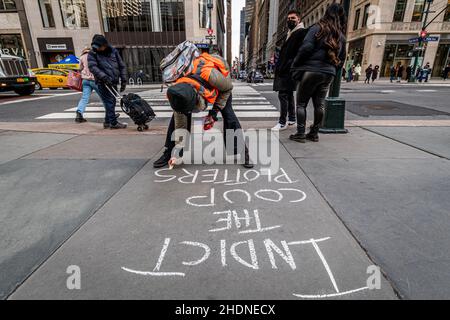 USA. 06th Januar 2022. Dutzende von pro-demokratischen Aktivisten schlossen sich am 6. Januar 2022, ein Jahr nach dem gewaltsamen Aufstand in Washington DC, der darauf abzielt, die Wahlergebnisse zu stürzen, Mitgliedern von Rise and Resist an den Stufen der New Yorker Public Library an. Merrick Garland und das Justizministerium aufzufordern, rasch die Putschführer zu untersuchen und die Verantwortlichen anzuklagen. (Foto von Erik McGregor/Sipa USA) Quelle: SIPA USA/Alamy Live News Stockfoto