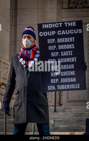 USA. 06th Januar 2022. Dutzende von pro-demokratischen Aktivisten schlossen sich am 6. Januar 2022, ein Jahr nach dem gewaltsamen Aufstand in Washington DC, der darauf abzielt, die Wahlergebnisse zu stürzen, Mitgliedern von Rise and Resist an den Stufen der New Yorker Public Library an. Merrick Garland und das Justizministerium aufzufordern, rasch die Putschführer zu untersuchen und die Verantwortlichen anzuklagen. (Foto von Erik McGregor/Sipa USA) Quelle: SIPA USA/Alamy Live News Stockfoto