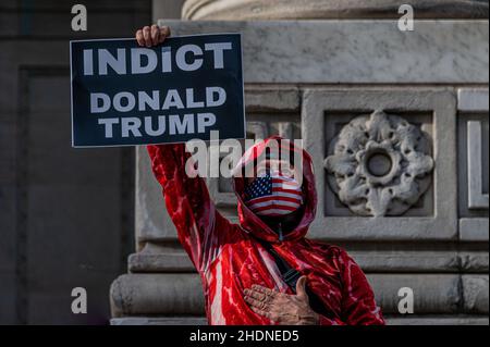 USA. 06th Januar 2022. Dutzende von pro-demokratischen Aktivisten schlossen sich am 6. Januar 2022, ein Jahr nach dem gewaltsamen Aufstand in Washington DC, der darauf abzielt, die Wahlergebnisse zu stürzen, Mitgliedern von Rise and Resist an den Stufen der New Yorker Public Library an. Merrick Garland und das Justizministerium aufzufordern, rasch die Putschführer zu untersuchen und die Verantwortlichen anzuklagen. (Foto von Erik McGregor/Sipa USA) Quelle: SIPA USA/Alamy Live News Stockfoto