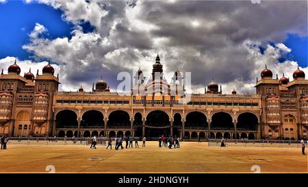 Wunderschöne Panoramaaufnahme des Mysore Palastes in Indien Stockfoto