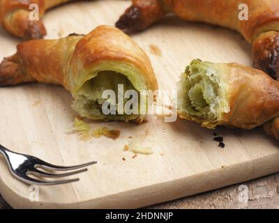 Croissant, Matcha, Croissants Stockfoto