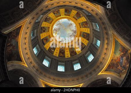 Aufnahme der Decke der Kathedrale Saint-Louis in Paris mit schönen religiösen Wandmalereien Stockfoto