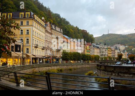 Malerische Häuser am Ufer des Flusses Tepla. Karlsbad. Tschechische Republik Stockfoto