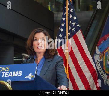 New York, New York, USA. 6th Januar 2022. Der Gouverneur von New York, Hochul, und der neu gewählte Bürgermeister von NYC, Adams, halten ihre erste öffentliche Pressekonferenz in der Fulton Street 141 ab, um über Obdachlosigkeit und neue soziale Arbeitsimplementierungen zu sprechen, um sie zu verhindern, sowie über Polizeieinsätze in den U-Bahnen in NYC und den 5 Bezirken. Sie stellten auch die erste weibliche polizeikommissarin der NYPD, Keechant Sewell, vor. (Bild: © Bianca Otero/ZUMA Press Wire) Stockfoto