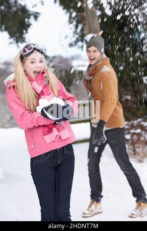 Teenager, winterlich, Schneeballschlacht, jugendlich, Teenager, Jugendliche, Jugendliche, Winterschlachten, Schneeballschlachten Stockfoto