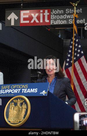 New York, New York, USA. 6th Januar 2022. Der Gouverneur von New York, Hochul, und der neu gewählte Bürgermeister von NYC, Adams, halten ihre erste öffentliche Pressekonferenz in der Fulton Street 141 ab, um über Obdachlosigkeit und neue soziale Arbeitsimplementierungen zu sprechen, um sie zu verhindern, sowie über Polizeieinsätze in den U-Bahnen in NYC und den 5 Bezirken. Sie stellten auch die erste weibliche polizeikommissarin der NYPD, Keechant Sewell, vor. (Bild: © Bianca Otero/ZUMA Press Wire) Stockfoto